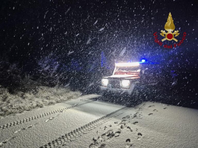 Neve al Passo della Consuma: doppio intervento notturno dei Vigili del Fuoco