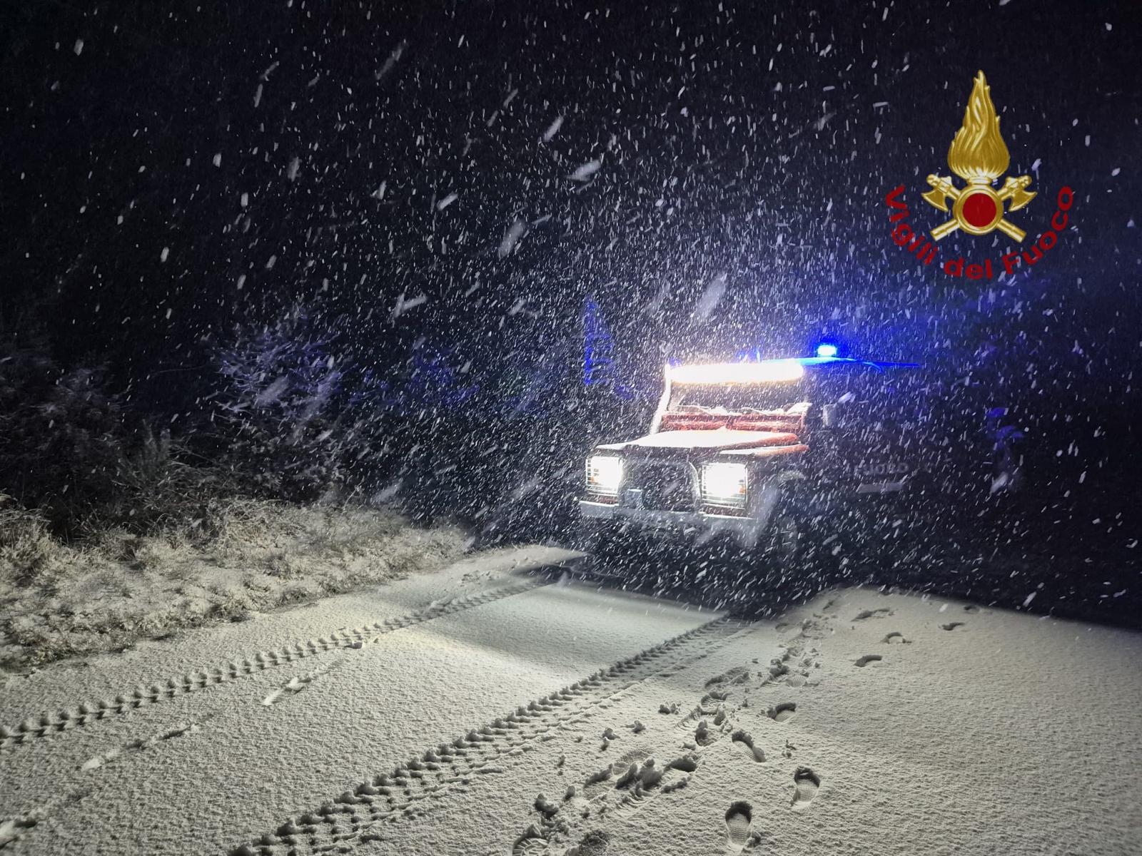 Neve al Passo della Consuma doppio intervento notturno dei Vigili del Fuoco