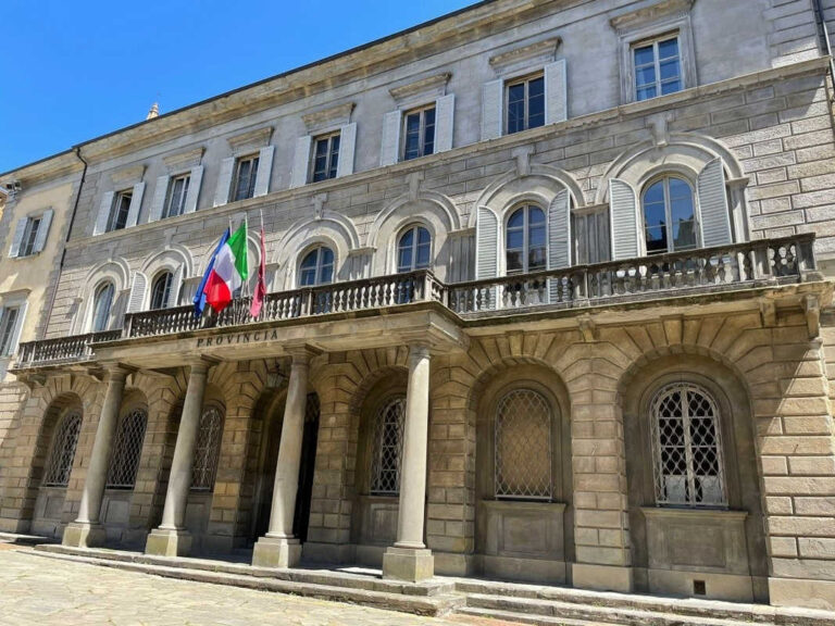 Provincia di Arezzo, approvato il bilancio: oltre 80 milioni per strade e scuole nel triennio