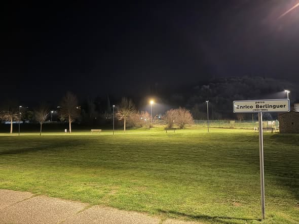 Luce sia! Dopo anni di buio e cinghiali, al Parco Berlinguer arrivano i lampioni (giusto in tempo per le elezioni)