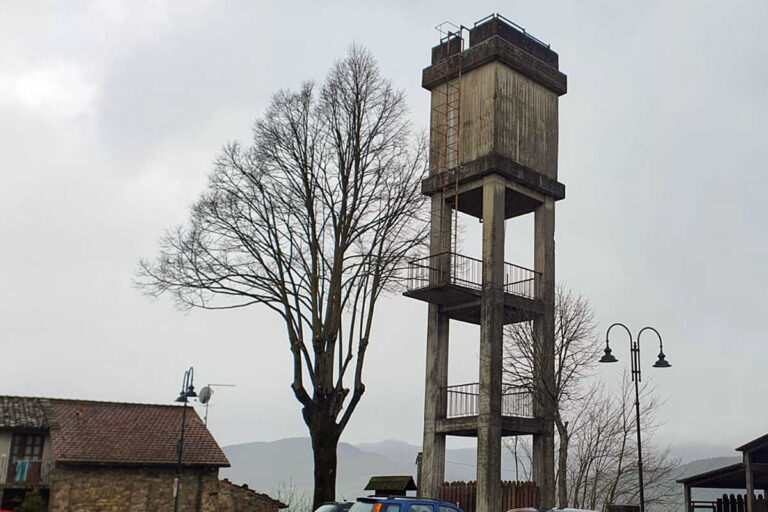 Memmenano, via alla demolizione della torre piezometrica: intervento atteso da anni