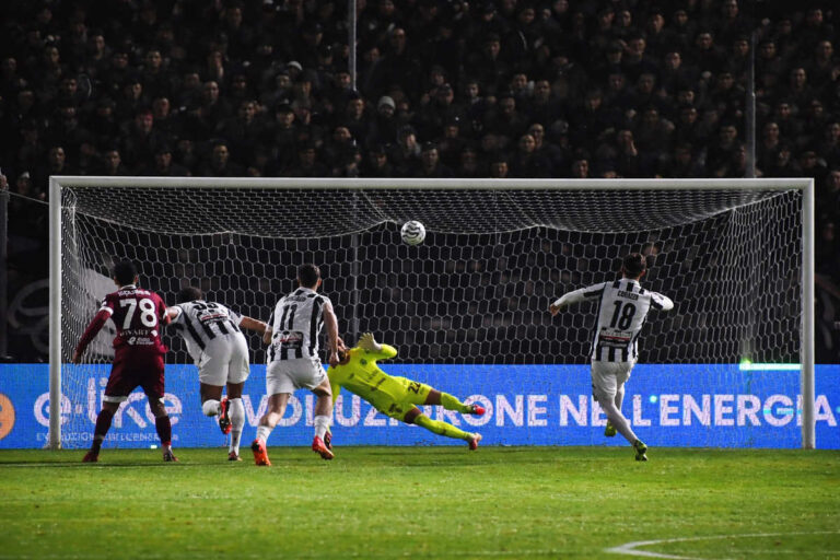 Beffa al 95’: rigore e traversa, l’Arezzo cade nel finale