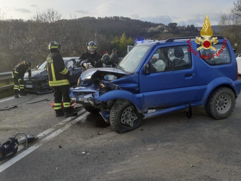 Scontro tra tre auto sulla SR 71: a Subbiano: donna di 37 anni in ospedale