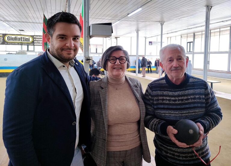Oh guarda un po’: a ridosso delle elezioni inaugurano pure le bocce matte e la ciclabile nuova di zecca