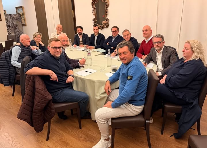 Una foto, un tavolo e il candidato è servito: il centrodestra cala Comanducci