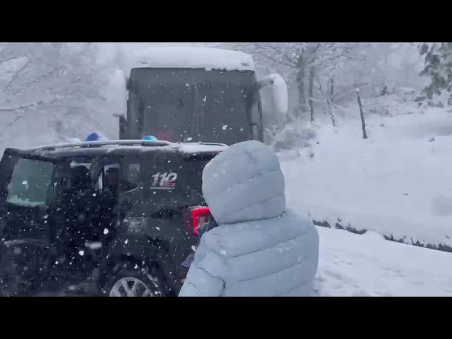 Neve blocca autobus con 58 pellegrini: salvati dai Carabinieri a Chiusi della Verna