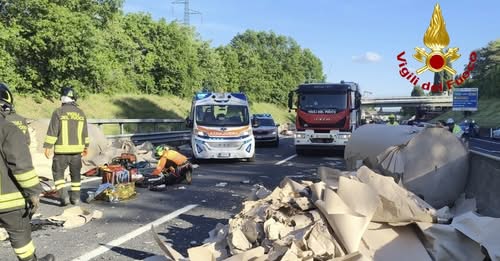 A1, tir perde il carico e travolge un’auto: traffico in tilt tra Chiusi e Monte San Savino