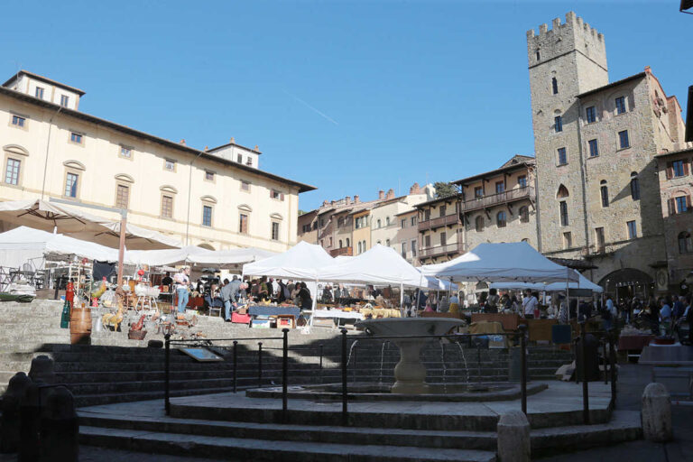 Arezzo, la magia dell’antico: la Fiera Antiquaria nelle foto di Felice Rogialli