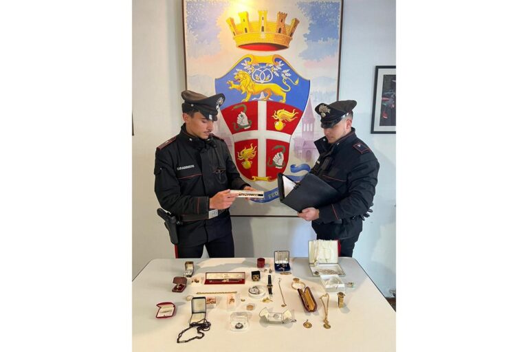 Anziana derubata di gioielli per 40mila euro: finti carabinieri arrestati dopo inseguimento