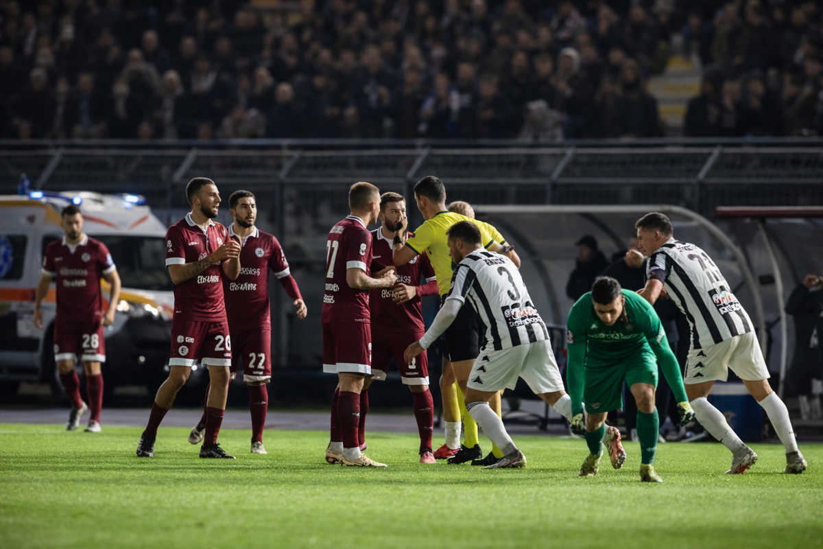 Arbitro concede rigore