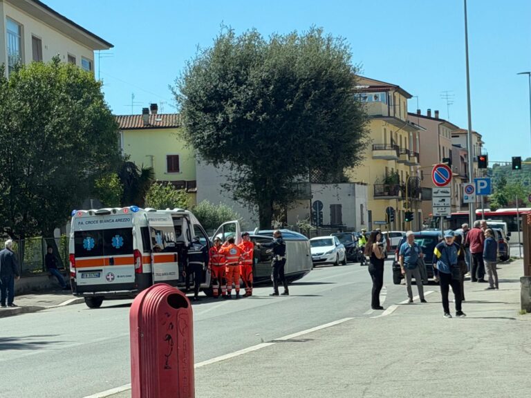 Auto si ribalta in via Cristoforo Colombo: conducente estratto dai Vigili del Fuoco