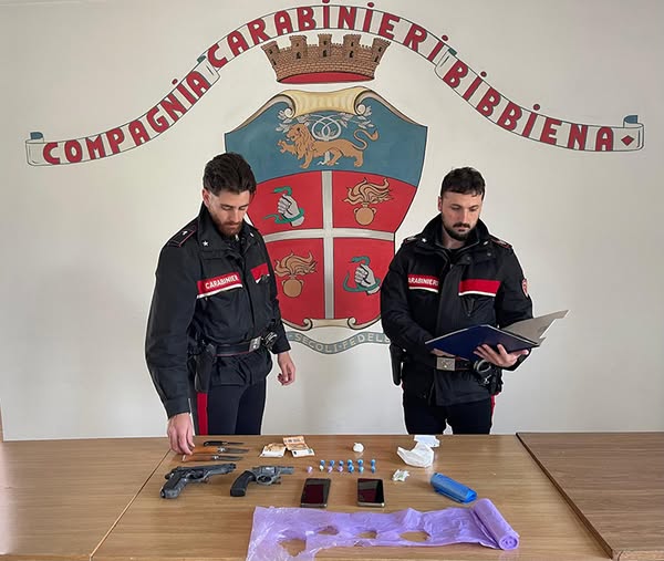 Bibbiena, in auto con cocaina e armi: arrestato 37enne