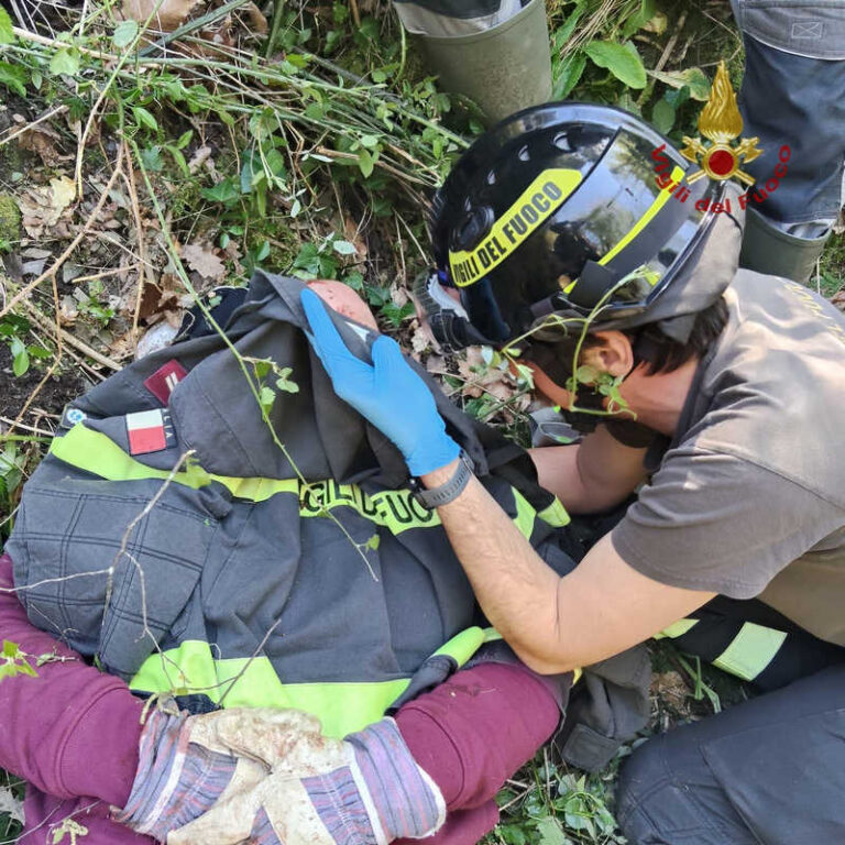Cade in un dirupo a Castelfranco Piandiscò: soccorso dai Vigili del Fuoco e dall’elicottero Drago
