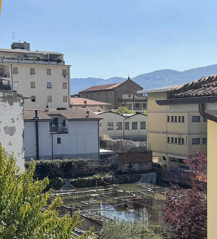 Via Filzi, il cantiere fa acqua. E i social non perdonano
