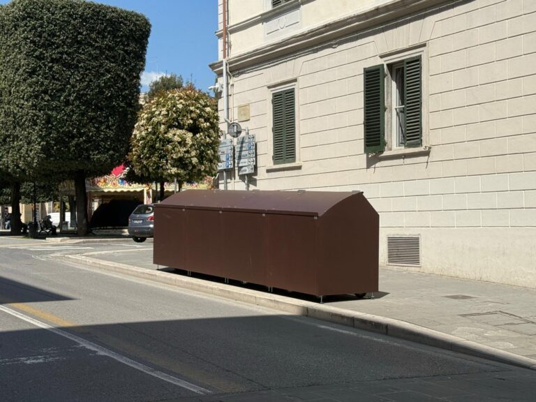 Arezzo, i cassonetti fanno “ciao ciao”: trasloco lampo dopo la rivolta del bidone furioso