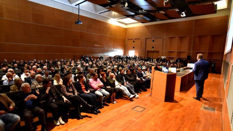Arezzo, sorpresa: niente promesse miracolose (e nessuno scappa dalla sala)