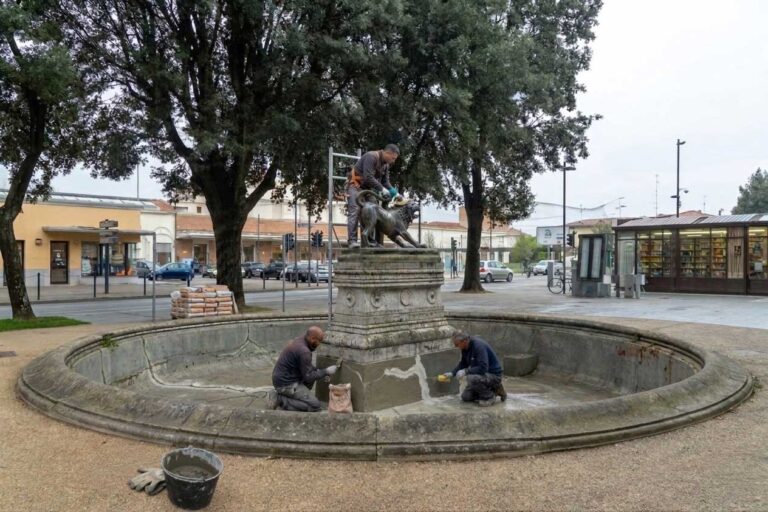 Arezzo, partito il restauro della fontana della Chimera: operai già al lavoro ai Porcinai