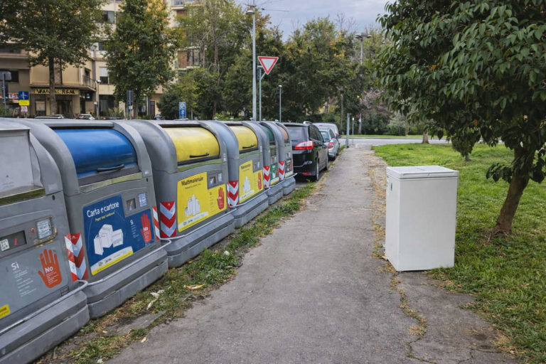 Oh, ma che s’è aperto un negozio de elettrodomestici sul marciapiede?
