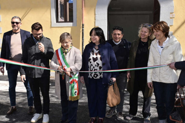 Dalla caserma al “buoni sentimenti point”: un tetto, du’ letti e tanta speranza (con vista PNRR)
