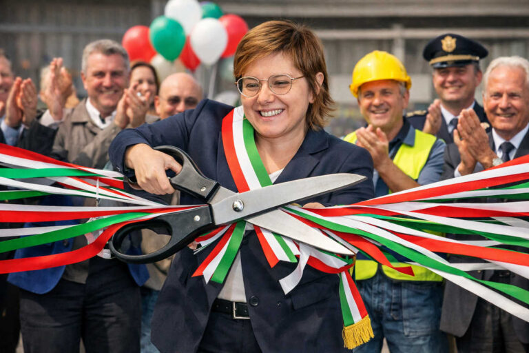 Taglio del nastro, nodo alla gola: cronache di un’inaugurazione seriale