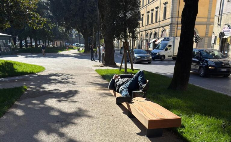 Panchine anticlochard? Macché… c’è già chi ci dorme sopra
