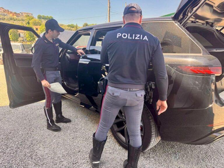Si ferma all’autogrill con Range Rover rubata: “Aspettavo solo un panino, già che c’ero ho clonato tutto”