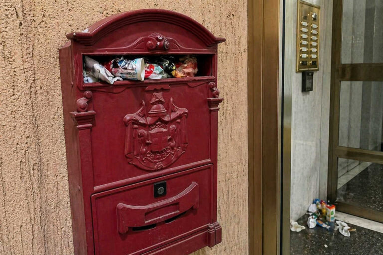 Emergenza merendine: adolescenti scoprono il concetto di “buffet condominiale” ma ignorano quello di “cestino”