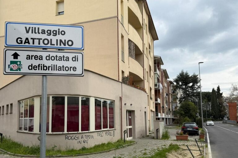 Al Gattolino si passa il segno: scritte vergognose e clima che puzza