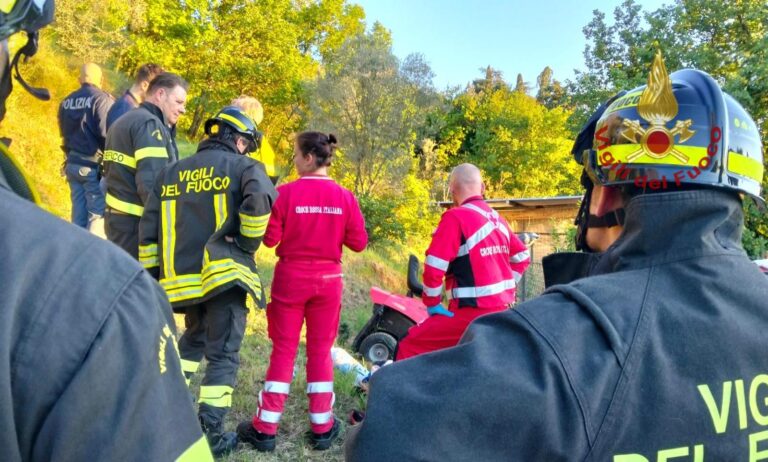 Trattorino si ribalta a Castelsecco: muore un uomo durante lavori di giardinaggio