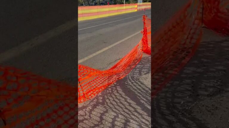 Arezzo, il ‘braccetto’ fantasma: pronto da mesi ma si attraversa solo col coraggio (e con la fortuna)