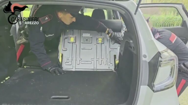 Monterchi, un chilo di cocaina nascosto nel sedile: frenata sospetta tradisce due giovani, arrestati