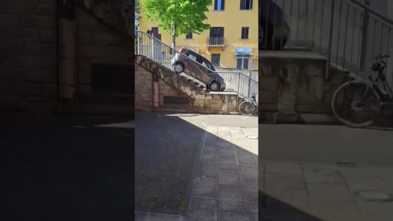 La Panda “scorciatoia”: giù per le scale davanti al Palazzo di Giustizia di Arezzo