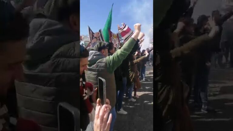 Fumogeni accesi, bandiere alte e un urlo solo “Alè alè alè, Arezzo alè!”