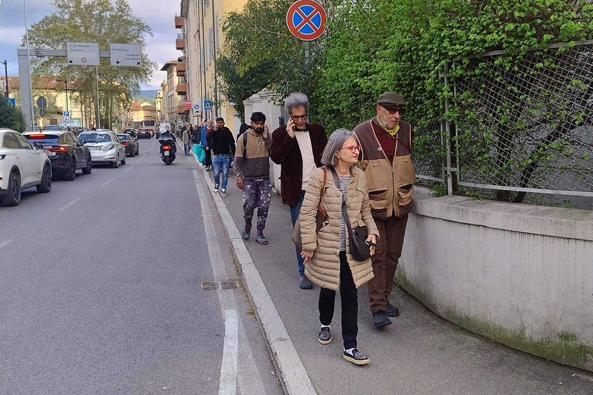 persone che camminano-comunità attiva