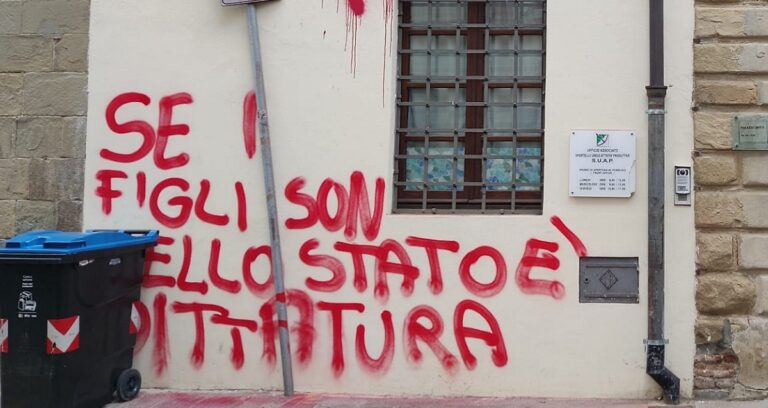 Sansepolcro, raid vandalico legato al caso della “famiglia del bosco”
