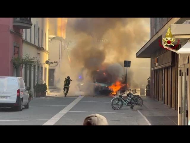 Arezzo: ambulanza Croce Bianca a fuoco, tre volontari leggermente intossicati
