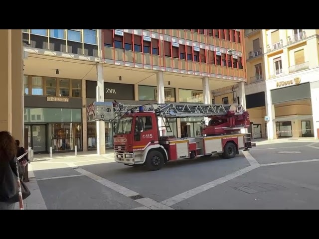 Arezzo, oh ma che succede: colonna traballa e via tutti fori dal palazzo di Zara!