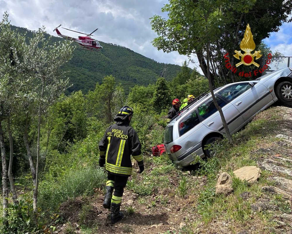 Auto su scarpata