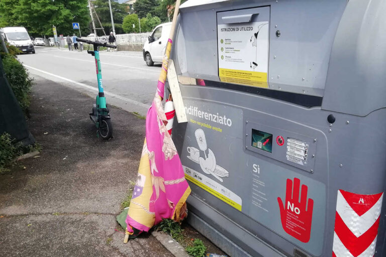 Arezzo, bandiera di Porta San Lorentino trovata accanto all’indifferenziata: “La Giostra si avvicina e i segni dell’Apocalisse aumentano”
