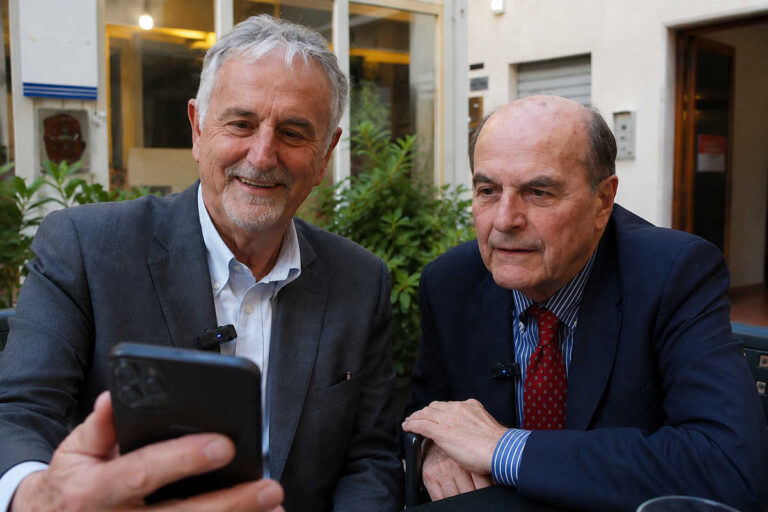 Il centrosinistra scopre i reel: Bersani parla al telefono come un babbo su WhatsApp, Ceccarelli prova a salvare la situazione