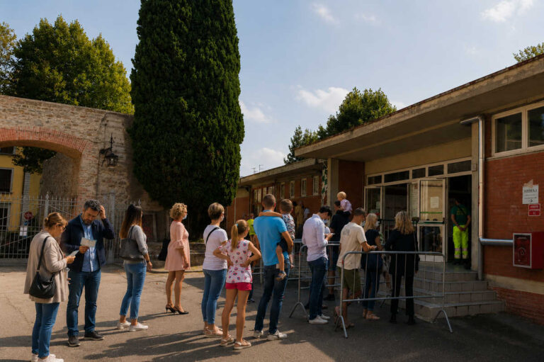 Arezzo al voto: addio file “uomini-donne”, ora si litiga in ordine alfabetico