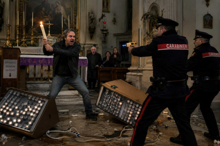 “Difendeva le candele vere”: devastava i lumini elettrici nelle chiese, fermato col taser