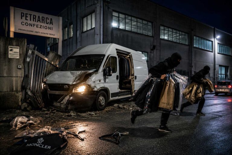 Rigutino sveglia col botto: sfondano ditta col furgone-ariete e fanno shopping gratis di alta moda