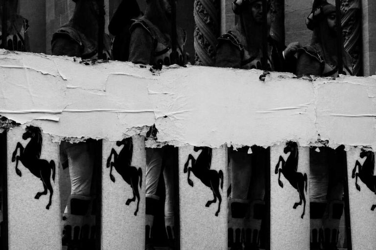 Il Comune oscura il Saracino: “Troppa arte nei manifesti, la gente potrebbe pensare”