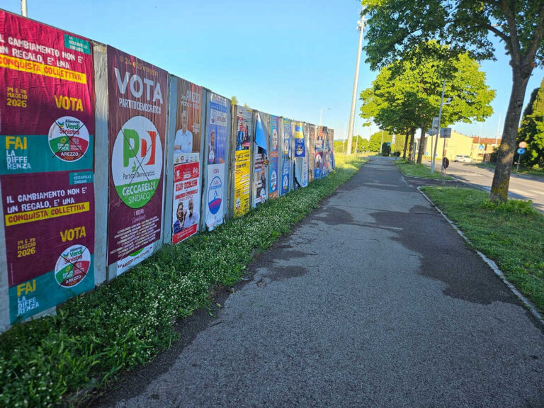 Manifesti senza committente, scatta l’allarme: “Arezzo ostaggio del manifesto anonimo”