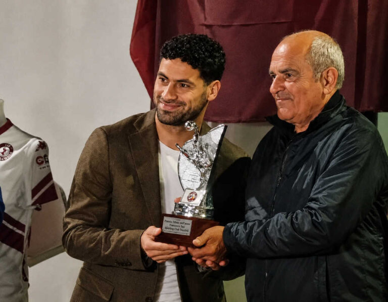Tavernelli piglia tutto: quiz, premi e applausi. In curva già gli fanno il monumento