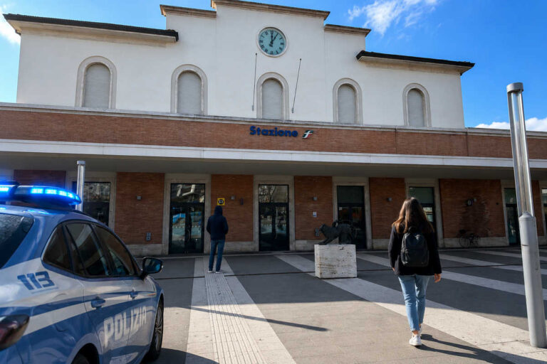 Da casa al binario come un abbonamento mensile: stalker arrestato ad Arezzo