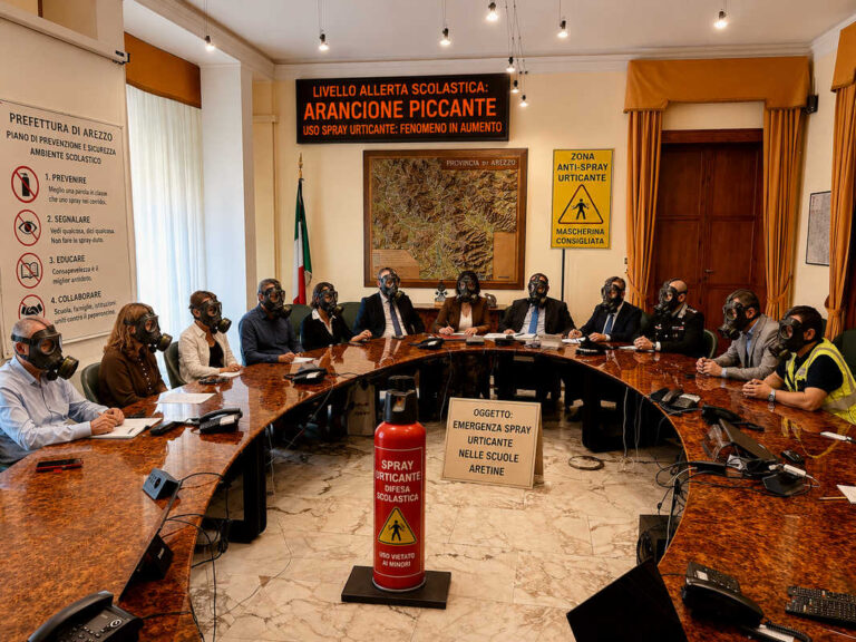 Spray al peperoncino nelle scuole aretine, convocato tavolo urgente: “Da settembre obbligatorio il porto d’armi per i bidelli”