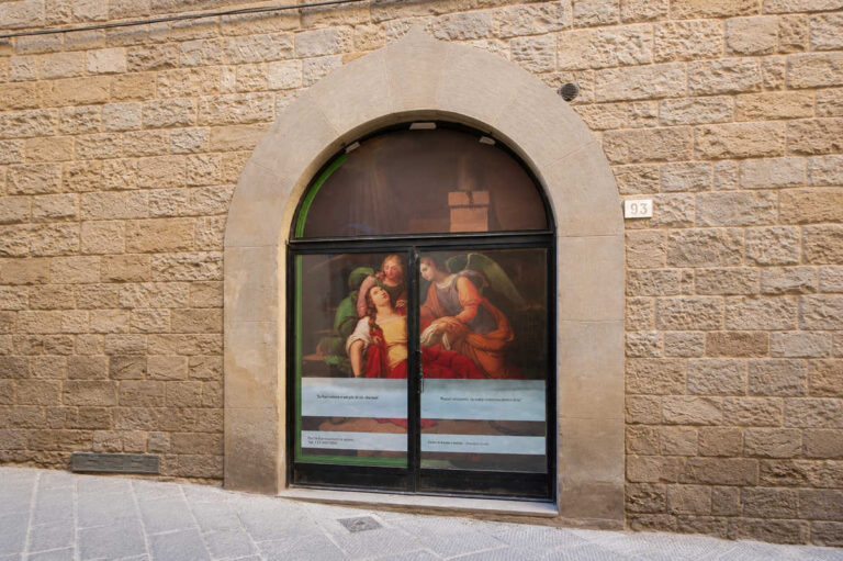 Centro storico salvo: inaugurata la prima bottega che vende direttamente adesivi di negozi aperti