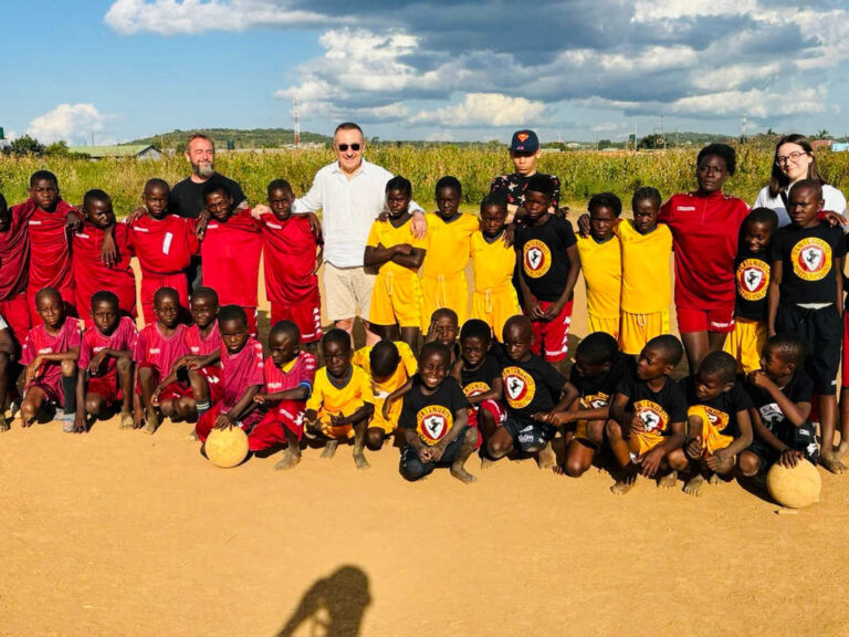 Arezzo esporta un sogno: in Zambia i bambini giocano in amaranto su un campo nato da una discarica